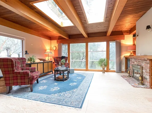 8050 Rae Leigh Pl, Central Saanich, BC V8M 1S2