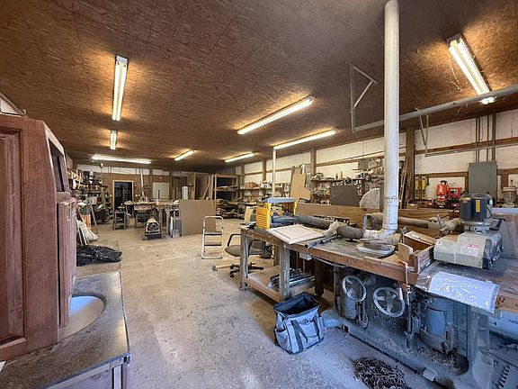 5th image of 300 Mercer Mall Rd