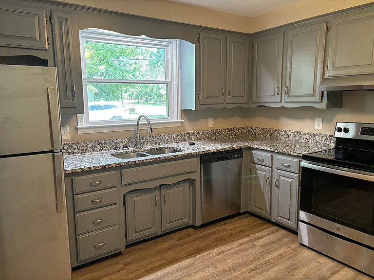 231 Alfred Dr — Photo 2