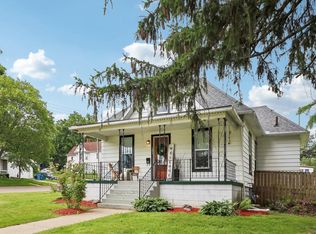 203 10th St, Baraboo, WI 53913