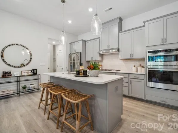 21230 Lake Run Dr, Charlotte, NC 28278