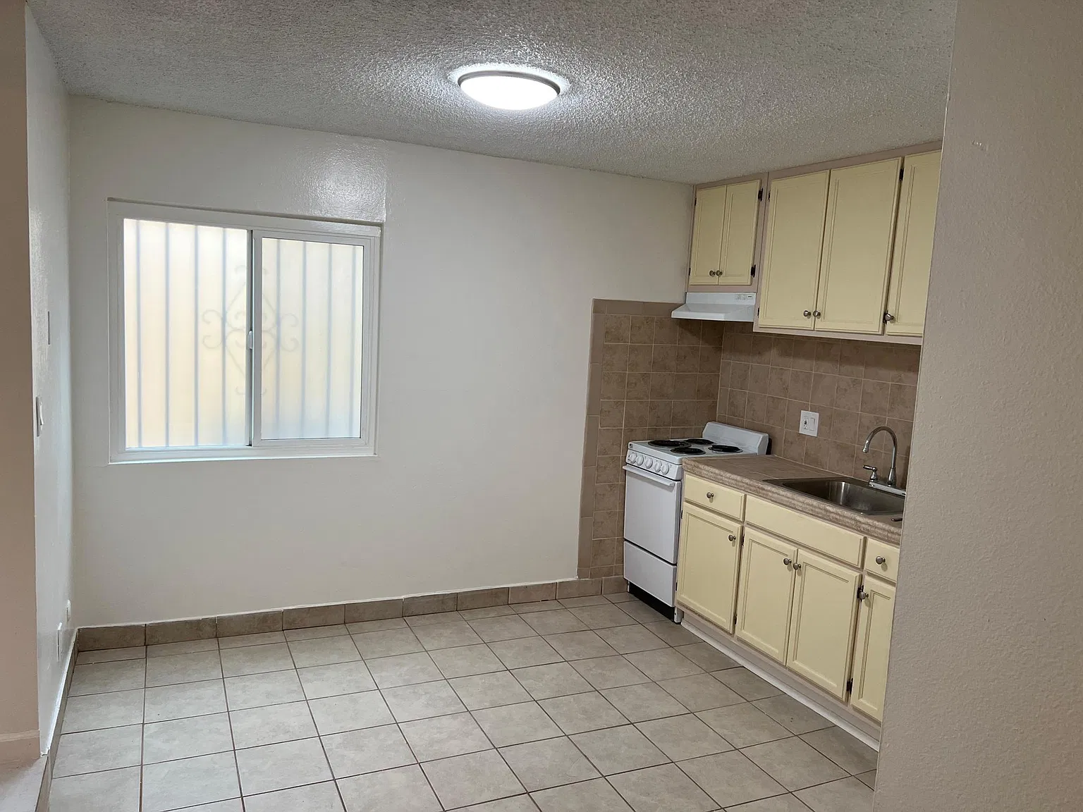 1552 N Mariposa Ave — Photo 4