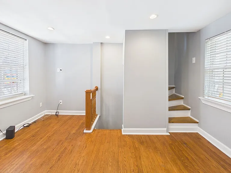 918 Waverly St — Photo 9