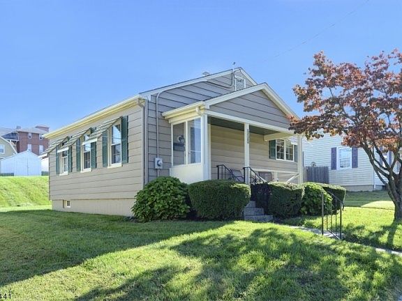 3rd image of 835 Hill St
