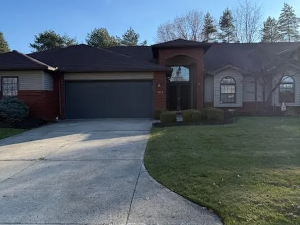 5224 Parkhurst Dr, Sheffield Village, OH 44054