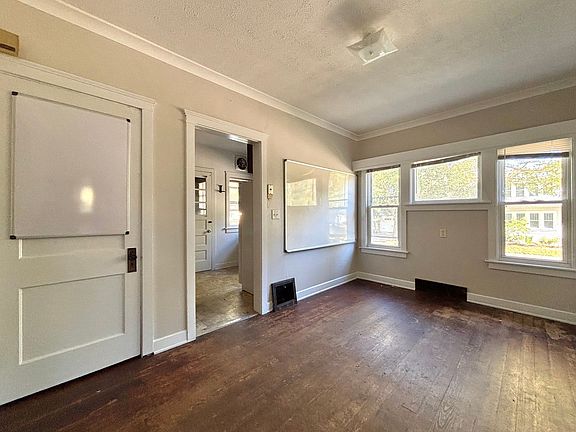 3rd image of 402 Montrose Ave