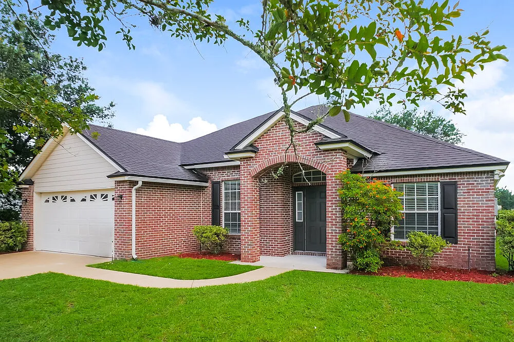 3 bed, 2.0 bath, 2095 sqft, $2,335 — Photo 3