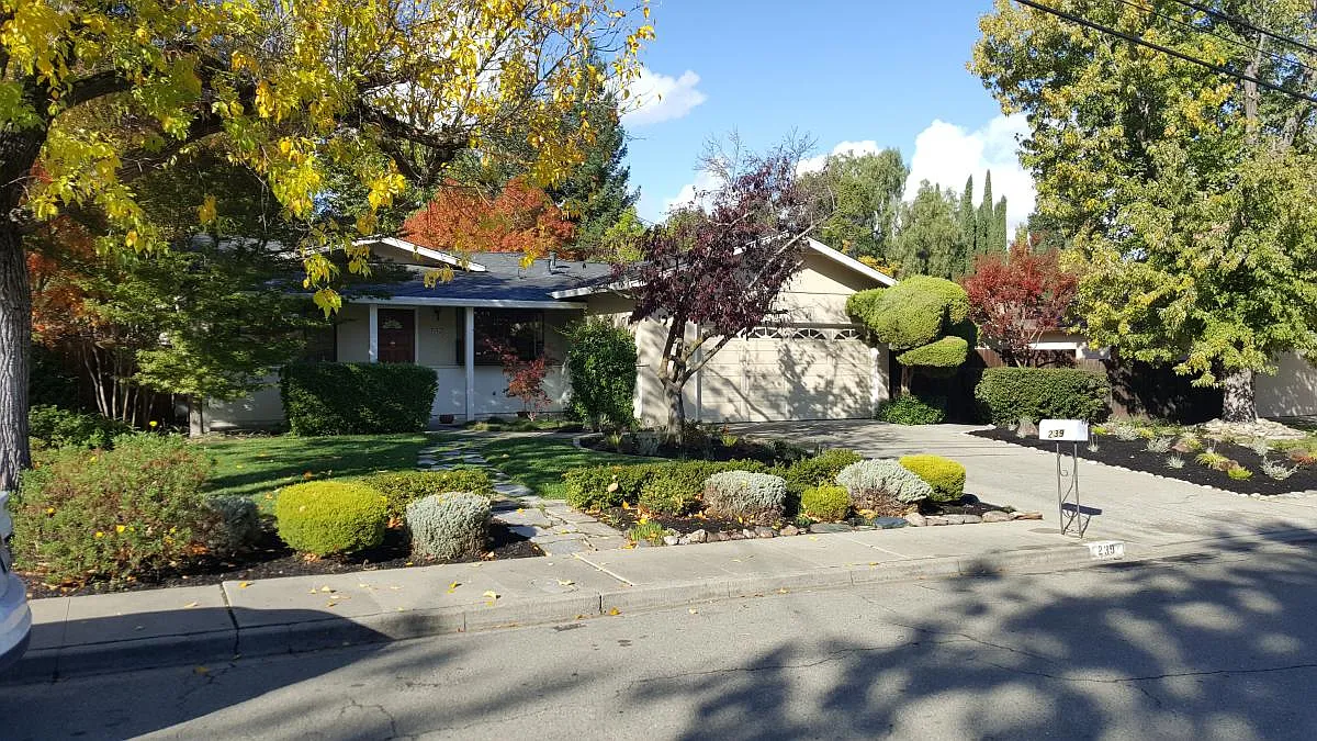 239 Croyden Dr photo 1