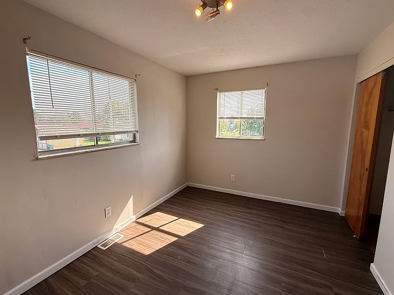 613 Vine St — Photo 11