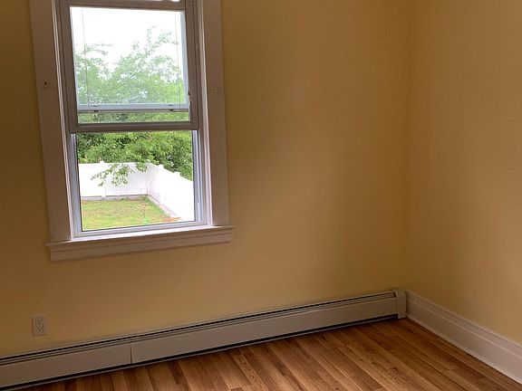 4th image of 69 Oxford Pl Floor 1