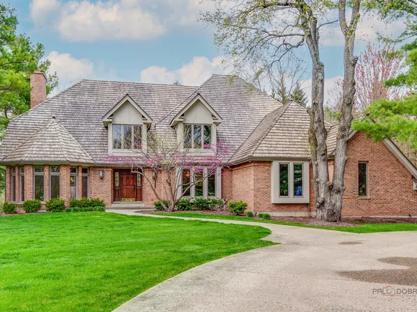 318 Camelot Ln, Libertyville, IL 60048