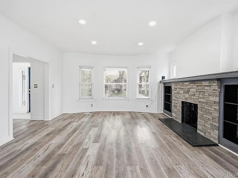 725 Lakewood St — Photo 3