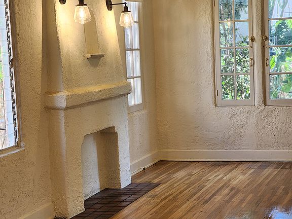 3rd image of 907 Parkman Ave APT 2