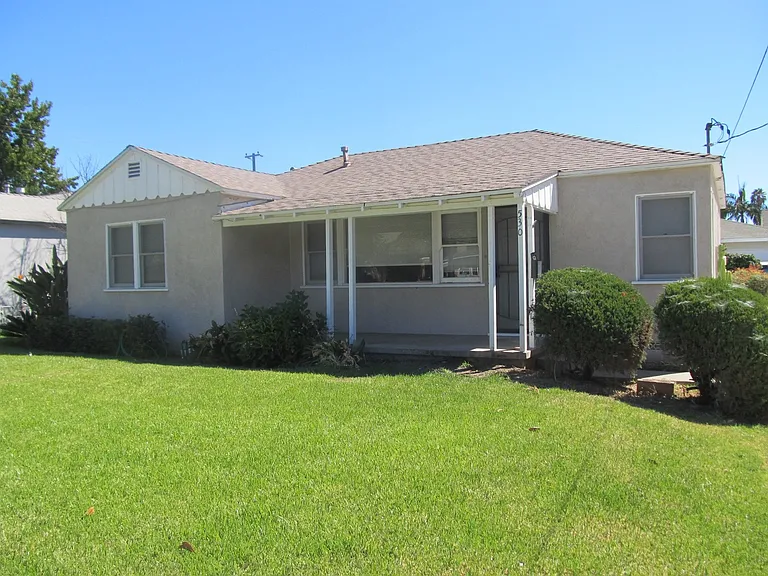 530 E Sycamore Ave — Photo 3