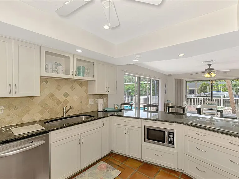 4946 Commonwealth Dr — Photo 23