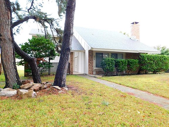 3rd image of 805 Meadowlark Dr
