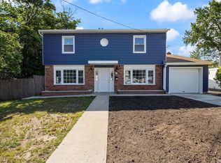 30 Elm St, Freeport, NY 11520