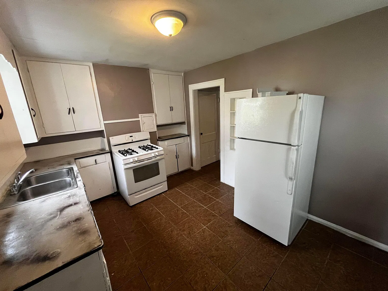 3 bed, 1.0 bath, 2464 sqft, $1,100 — Photo 4
