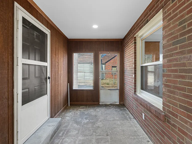 223 N Dellwood Ave — Photo 24