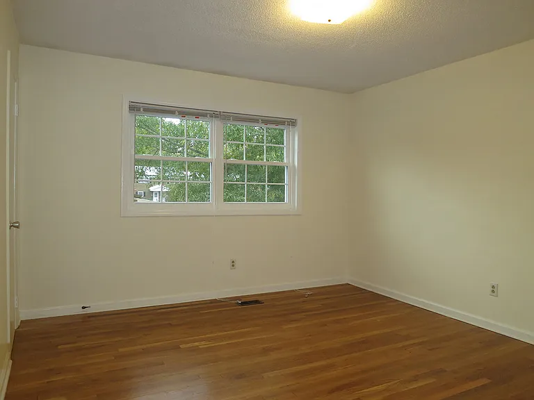 400 Davie Rd #8 — Photo 9