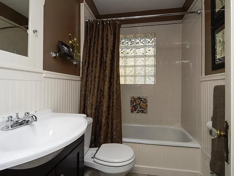Main floor bathroom with full tub and shower.