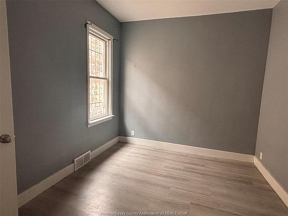 5th image of 637 Tuscarora St