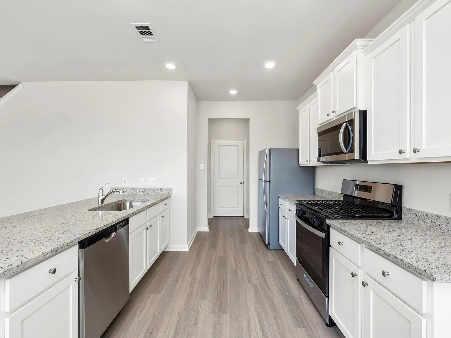 3 bed, 2.5 bath, 1881 sqft, $2,485 — Photo 2