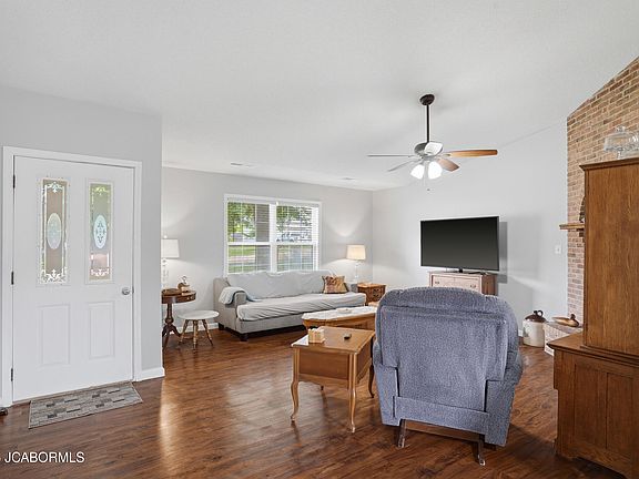4th image of 404 Oak St
