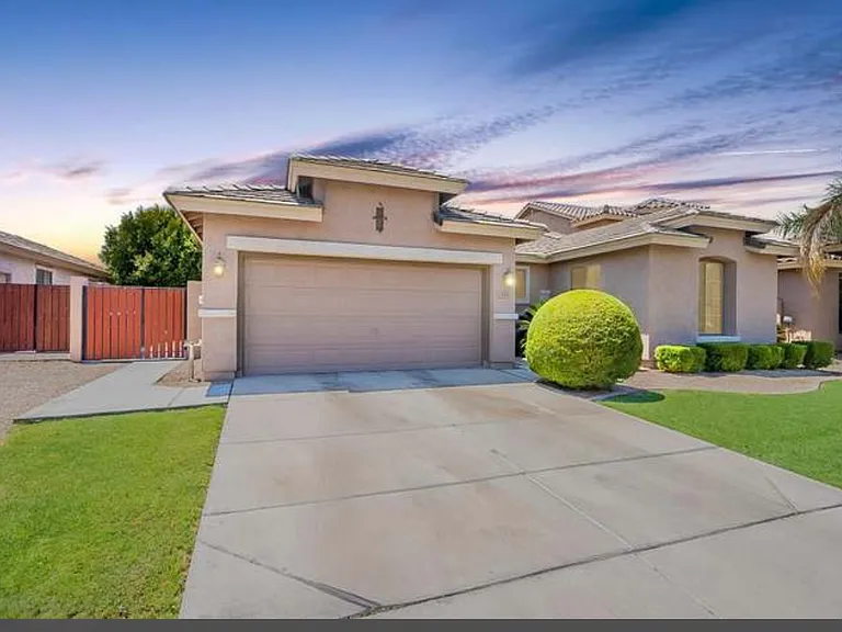201 W Roadrunner Dr — Photo 1