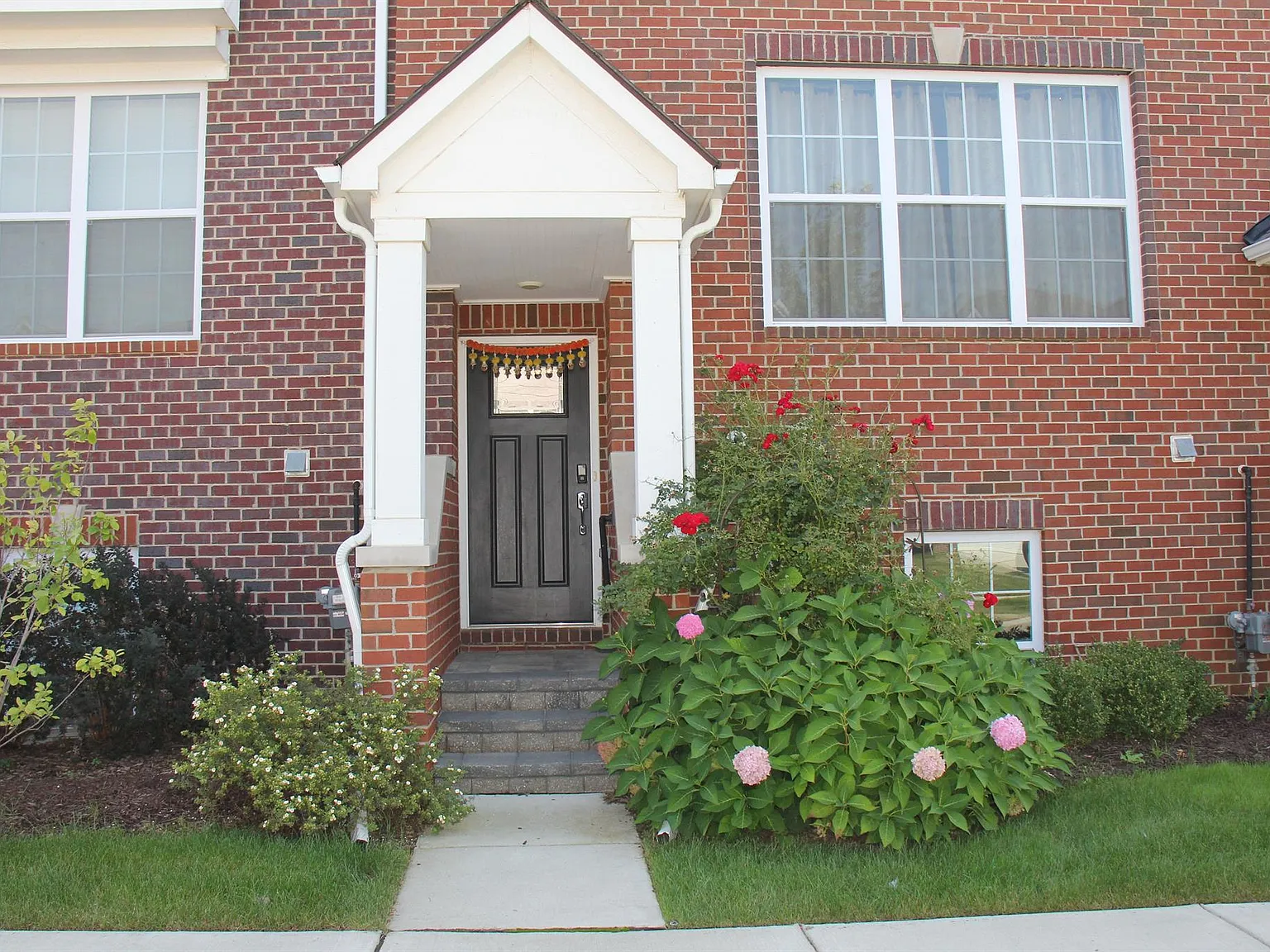 3 bed, 3.5 bath, 2085 sqft, $3,200 — Photo 1