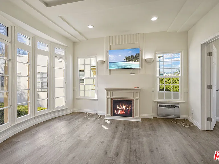 228 S Reeves Dr #C — Photo 1