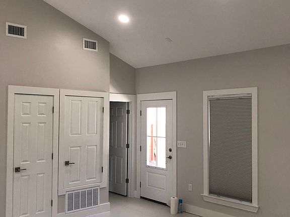 5th image of 1022 W Government St