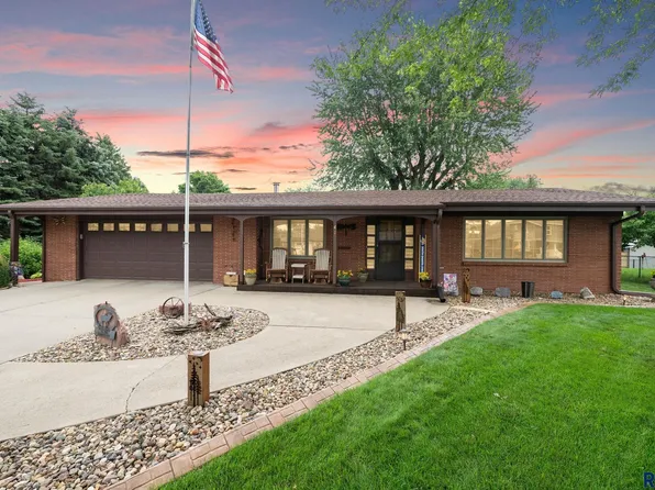410 S 6th St, Beresford, SD 57004