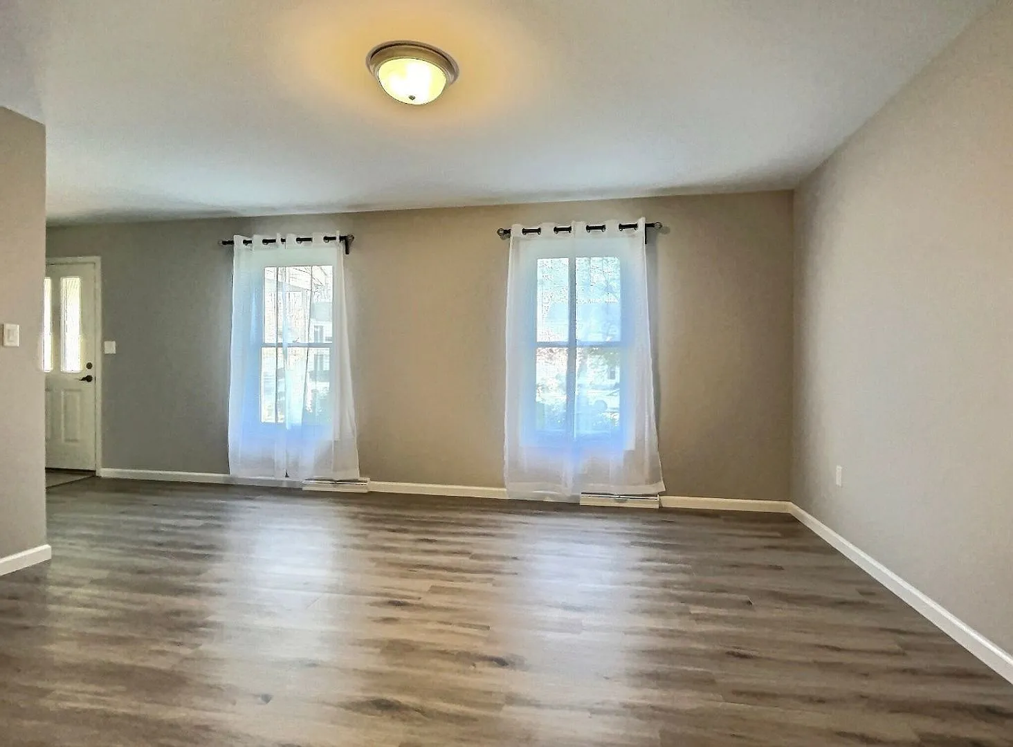 Freshly Renovated 3BR Home w/ 2-Car Garage Cumberland Valley SD — Photo 3