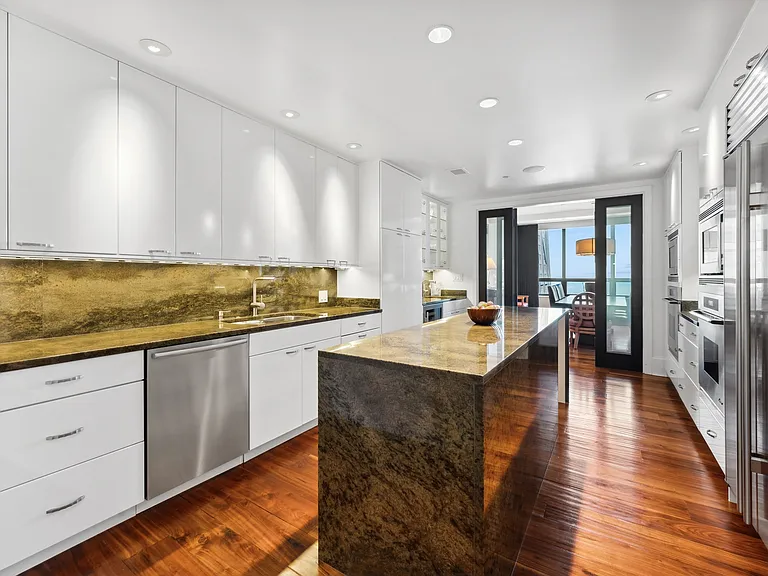 E Pearson St — Photo 15