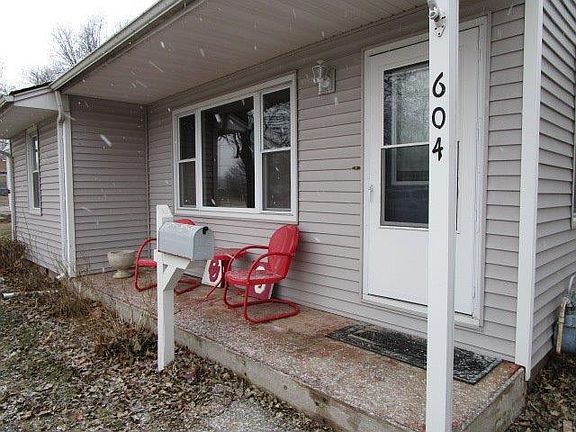 3rd image of 604 Taft St S