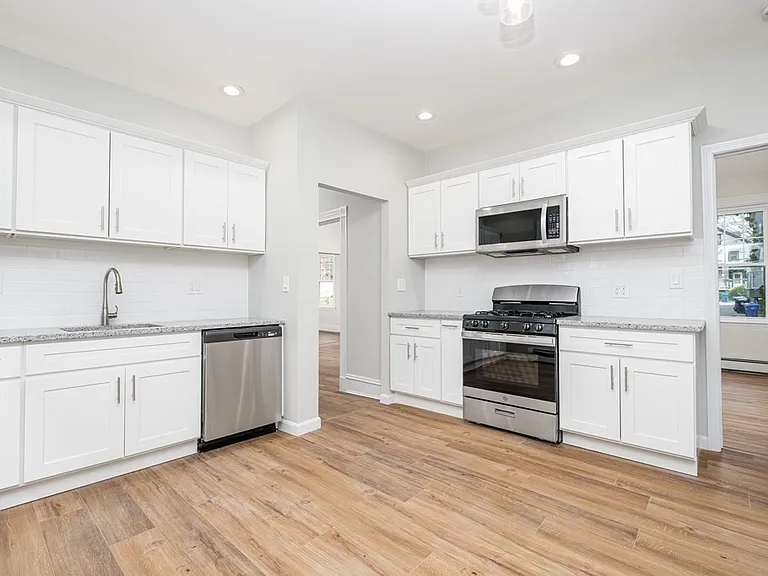 39 Perry St #1 — Photo 9