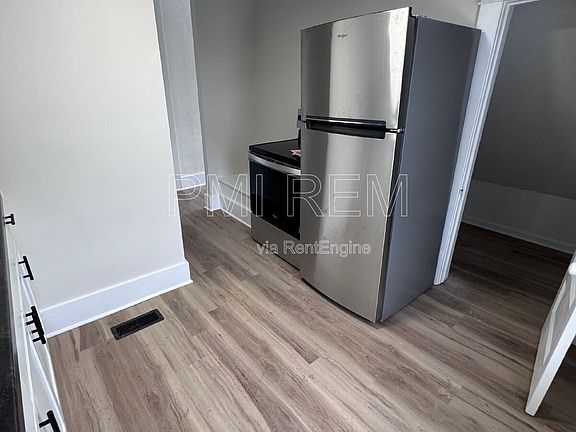 2nd image of 472 Sumner St APT 3