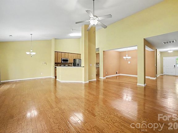 4th image of 201 Augustus Ln