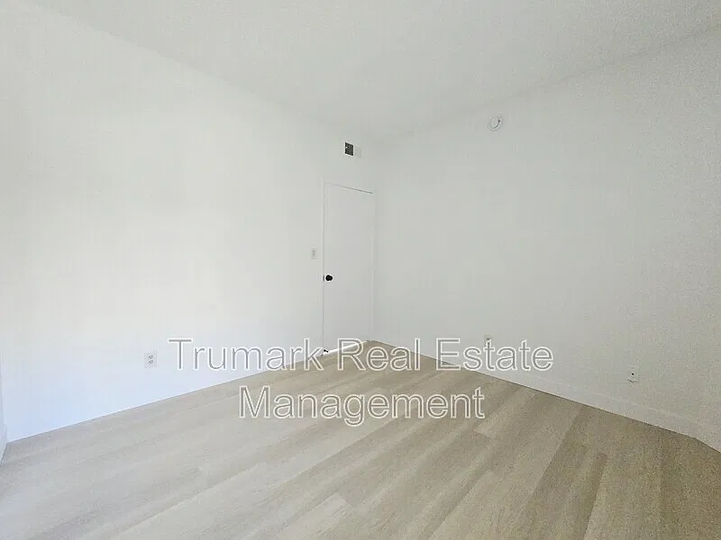 14605 Burbank Blvd #108