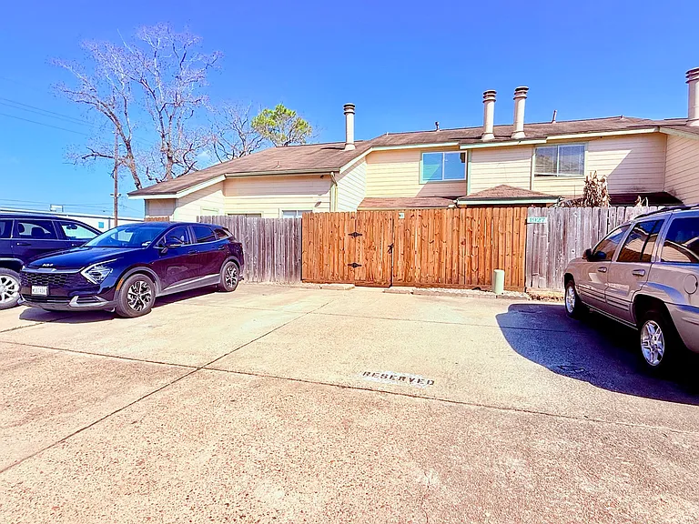 1927 Country Village Blvd #B — Photo 14