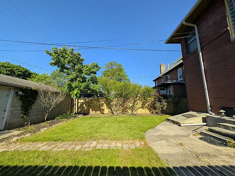 1041 Franklin Ave — Photo 24