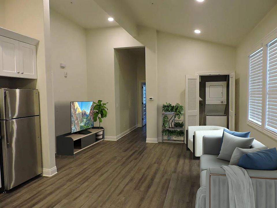 Plenty of space to relax. Washer Dryer is included.