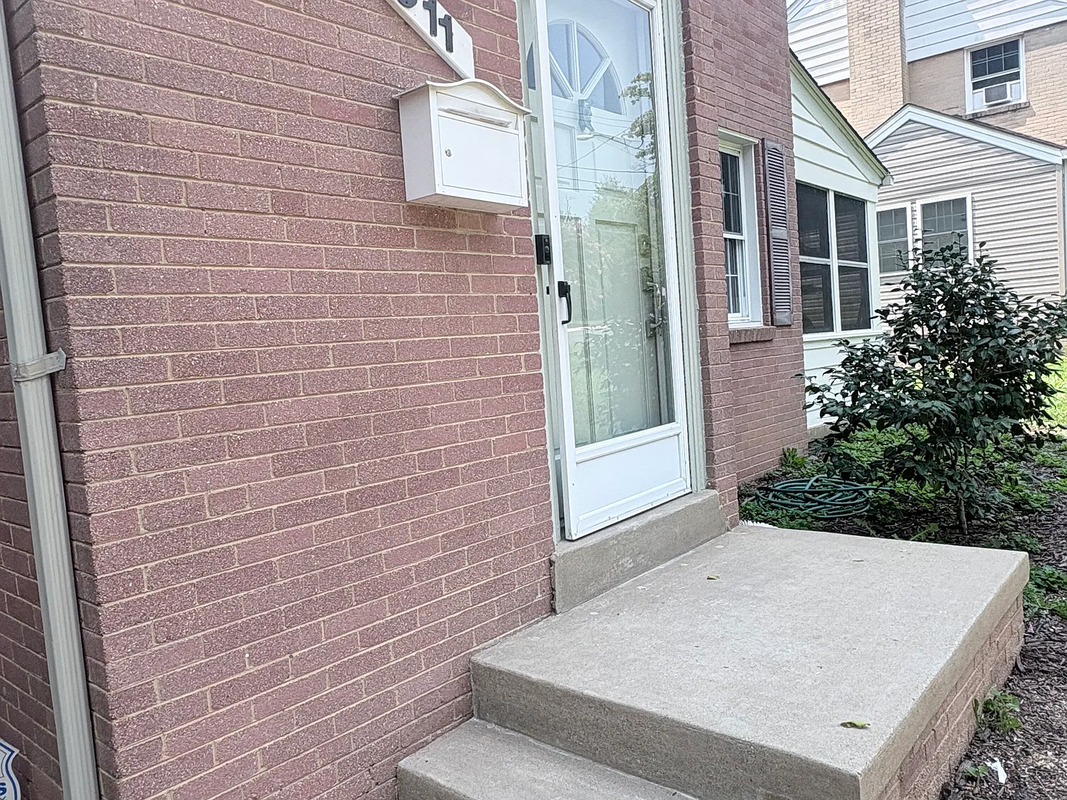 811 Malcolm Dr — Photo 3