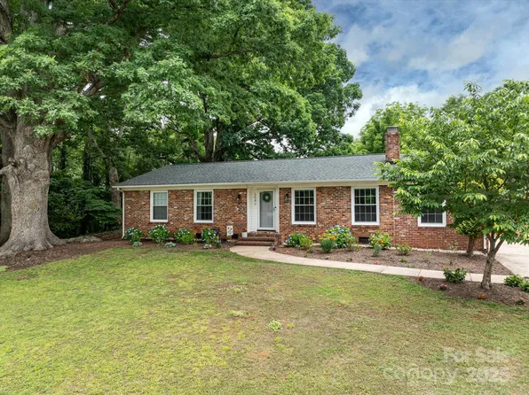 3042 Cresthill Dr, Charlotte, NC 28212