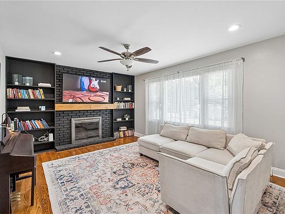5th image of 809 Lindenwood Ln