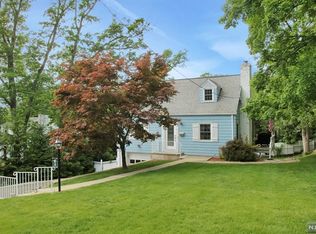 14 Mountainside Dr, Wayne, NJ