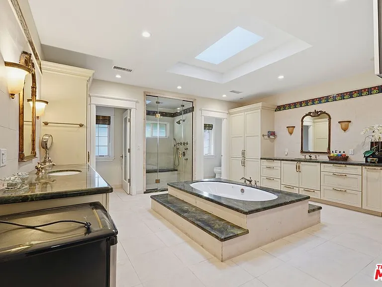 900 Chantilly Rd — Photo 21
