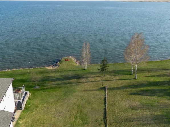 20 White Pelican Way, Newell County, AB T1R 0X5