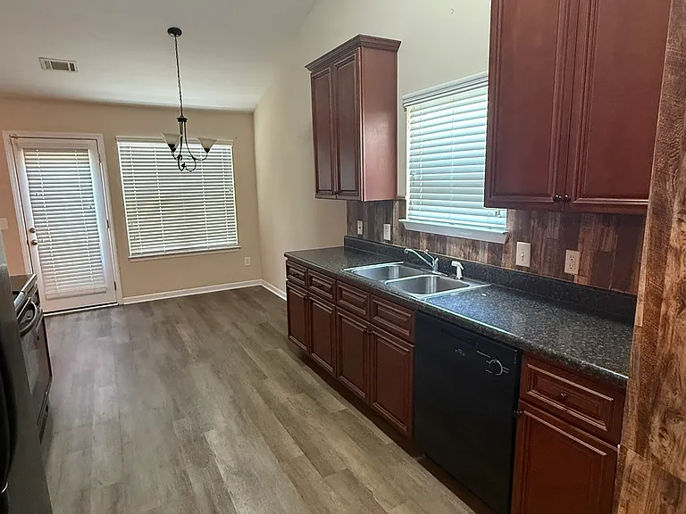 505 Arrie Dr — Photo 5